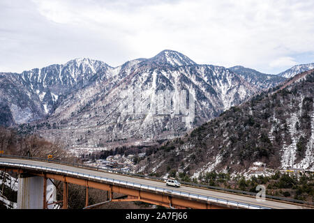 Takayama, Giappone vista aerea del ponte e auto sulla strada in primavera nella Prefettura di Gifu Okuhida villaggi vicino a Shinhotaka teleferica Foto Stock