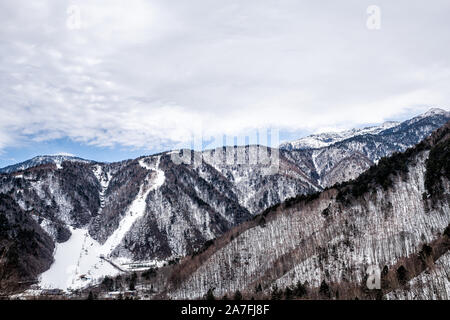 Prefettura di Gifu con elevato angolo di vista Montagna neve piste da sci nelle località di villeggiatura in Okuhida villaggi vicino a Hirayu Onsen Foto Stock
