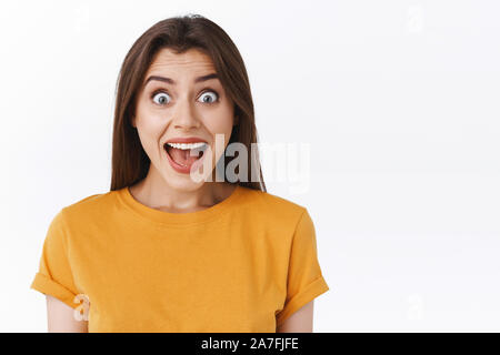 Emozionato, felice e gioiosa bella donna urlare di gioia e di entusiasmo, ricevere incredibili awesome news, sorridente sorpresa e piacere Foto Stock