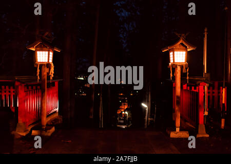 Higashiyama Hakusan Santuario lanterne di entrata di notte a Takayama, Prefettura di Gifu in Giappone tempio edificio creepy spooky con vista città Foto Stock