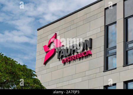 Cracovia in Polonia - Luglio 12, 2019: vista esterna del Tauron Dystrybucja edificio per uffici. Tauron Dystrybucja S.A è una parte del più grande polacco energe Foto Stock