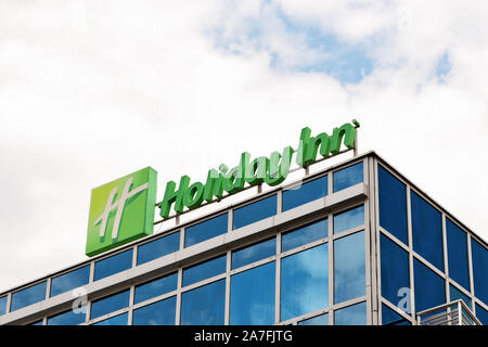Cracovia in Polonia - Luglio 12, 2019: Holiday Inn segno contro un nuvoloso cielo blu. Holiday Inn è la American hotel catena ed è di proprietà di InterContinenta Foto Stock