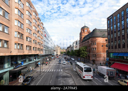 Stoccolma, Svezia - 09 agosto 2019: vista della strada Vasagatan uno della strada principale nel centro della città di Stoccolma con storica e moderna sede, Foto Stock