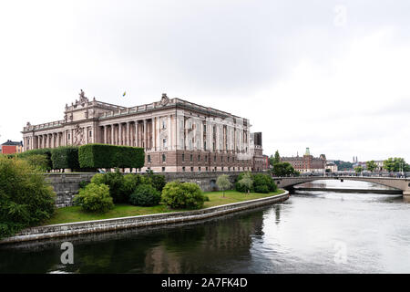 Stoccolma, Svezia - 09 agosto 2019: svedese il palazzo del Parlamento (Riksdag) e Riksbron Ponte sul Lilla Vartan stretto Foto Stock
