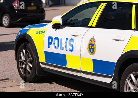 Stoccolma - Skavsta, Svezia - 09 agosto 2019: la polizia svedese (Polis) auto di pattuglia sulla strada di Stoccolma - Skavsta durante interventi di polizia Foto Stock