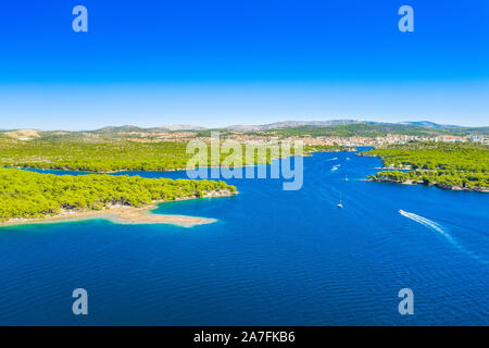 Vista panoramica del canale di Sebenico bay ingresso, arcipelago in Dalmazia, Croazia, antenna drone shot, bellissimo paesaggio marino Foto Stock