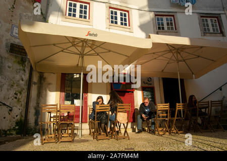 Persone in un bar sulle scale Quebra Costas nella città vecchia di Coimbra Portogallo Foto Stock