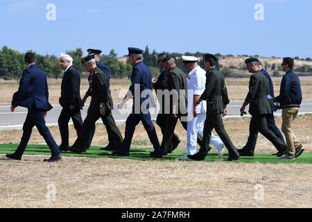 Il presidente Greco PROKOPIS PAVLOPOULOS CON ufficiali militari. Foto Stock