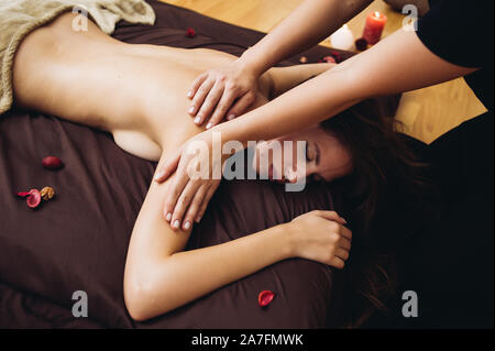 Massaggio rilassante per un paio in quattro mani. Quattro mani il massaggio è un massaggio in cui due terapisti sul lavoro è allo stesso tempo, mirroring di ogni altri Foto Stock