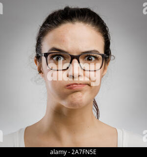 Carino il ritratto di una donna che fa una faccia buffa Foto Stock