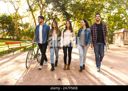 Gruppo di studenti camminare insieme nel parco