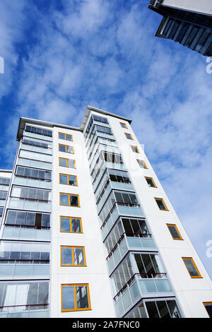 Umea, Norrland Svezia - 28 Settembre 2019: nuovo moderno alto edificio sul lato ovest della città Foto Stock