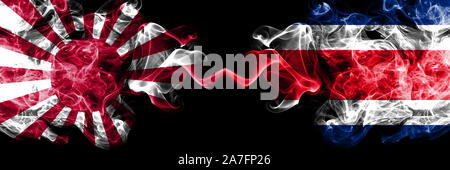 Giappone Rising Sun naval vs Costa Rica smoky mystic membri bandiere poste fianco a fianco. Spessa colorata setosa astratto di viaggio fuma banner Foto Stock