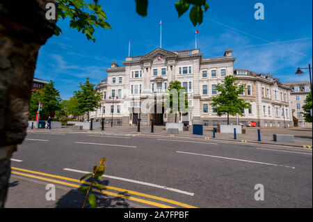 La parte anteriore del Kent County Hall, Maidstone Kent. In una soleggiata giornata di primavera. Foto Stock