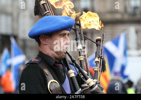 Un piper al Indyref rally 2020, ospitato da un quotidiano nazionale, in George Square a Glasgow. Foto Stock