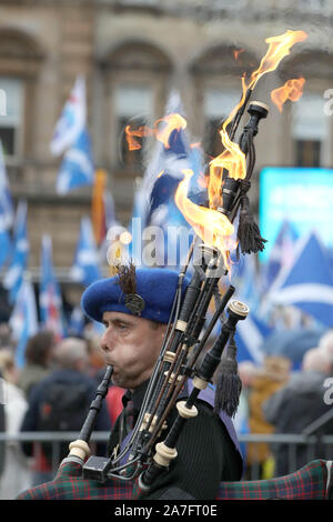 Un piper al Indyref rally 2020, ospitato da un quotidiano nazionale, in George Square a Glasgow. Foto Stock