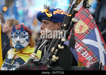 Un piper al Indyref rally 2020, ospitato da un quotidiano nazionale, in George Square a Glasgow. Foto Stock