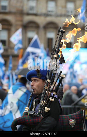 Un piper al Indyref rally 2020, ospitato da un quotidiano nazionale, in George Square a Glasgow. Foto di PA. Picture Data: Sabato 2 Novembre, 2019. Vedere PA storia politica di indipendenza. Foto di credito dovrebbe leggere: Andrew Milligan/PA FILO Foto Stock