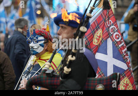 Un piper al Indyref rally 2020, ospitato da un quotidiano nazionale, in George Square a Glasgow. Foto di PA. Picture Data: Sabato 2 Novembre, 2019. Vedere PA storia politica di indipendenza. Foto di credito dovrebbe leggere: Andrew Milligan/PA FILO Foto Stock