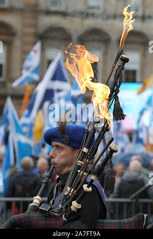 Un piper al Indyref rally 2020, ospitato da un quotidiano nazionale, in George Square a Glasgow. Foto di PA. Picture Data: Sabato 2 Novembre, 2019. Vedere PA storia politica di indipendenza. Foto di credito dovrebbe leggere: Andrew Milligan/PA FILO Foto Stock