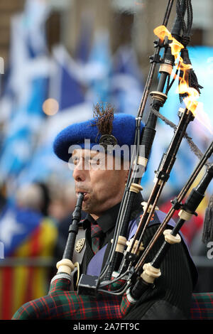 Un piper al Indyref rally 2020, ospitato da un quotidiano nazionale, in George Square a Glasgow. Foto di PA. Picture Data: Sabato 2 Novembre, 2019. Vedere PA storia politica di indipendenza. Foto di credito dovrebbe leggere: Andrew Milligan/PA FILO Foto Stock
