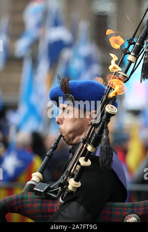 Un piper al Indyref rally 2020, ospitato da un quotidiano nazionale, in George Square a Glasgow. Foto di PA. Picture Data: Sabato 2 Novembre, 2019. Vedere PA storia politica di indipendenza. Foto di credito dovrebbe leggere: Andrew Milligan/PA FILO Foto Stock