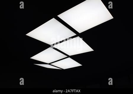 Serie di bianco luce a soffitto con luce a led, con sfondo nero Foto Stock