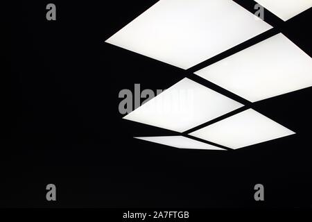 Serie di bianco luce a soffitto con luce a led, con sfondo nero Foto Stock