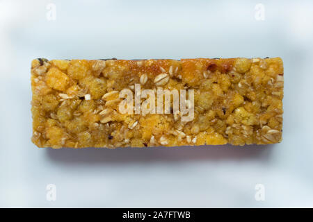 Uno granola bar è isolato su uno sfondo bianco. Foto Stock