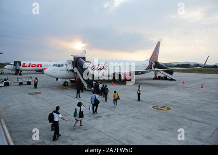 Aria Batik, Boeing 737 al Aji Pangeran Tumenggung Pranoto aeroporto, Samarinda, East Borneo, Indonesia Foto Stock