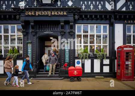 Northwich, Chesire città mercato infissi in legno Il Penny Black pub di grandi dimensioni su Witton Street costruito nel 1914, come il principale della città post office Foto Stock