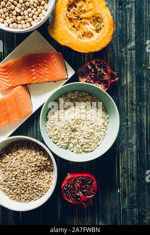 Autunnale di frutta e cereali sani sfondo, frutto tipico della stagione autunnale, coltivati biologicamente, arrotondamento ciotole piene di sano cereali di avena Foto Stock