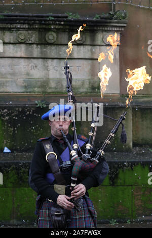 Un piper al Indyref rally 2020, ospitato da un quotidiano nazionale, in George Square a Glasgow. Foto di PA. Picture Data: Sabato 2 Novembre, 2019. Vedere PA storia politica di indipendenza. Foto di credito dovrebbe leggere: Andrew Milligan/PA FILO Foto Stock