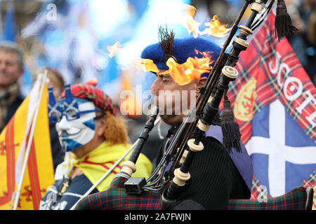 Un piper al Indyref rally 2020, ospitato da un quotidiano nazionale, in George Square a Glasgow. Foto di PA. Picture Data: Sabato 2 Novembre, 2019. Vedere PA storia politica di indipendenza. Foto di credito dovrebbe leggere: Andrew Milligan/PA FILO Foto Stock