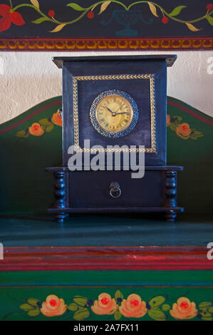 Orologio in legno con golden dial, mobili dipinti. Interni in stile rustico Foto Stock