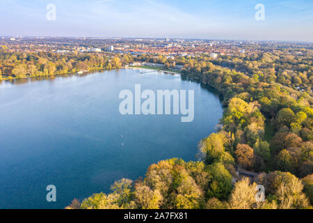 Drone shot del lago Maschsee in autunno, vista verso sud-est, la città di Hannover, Germania Foto Stock