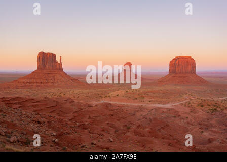 West Mitten Butte, Est Mitten Butte e Merrick Butte in Monument Valley, Utah, Stati Uniti d'America Foto Stock