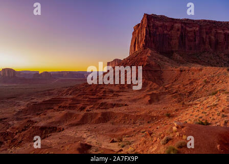 Paesaggio con mesa durante il tramonto nella Monument Valley, Utah, Stati Uniti d'America Foto Stock