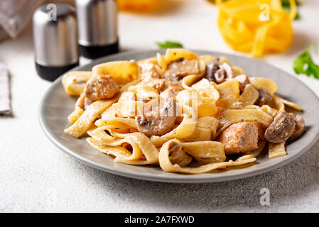 Pasta con pollo e funghi Foto Stock