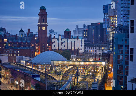 Lo skyline di Manchester, Principal Hotel ex palazzo e la stazione ferroviaria di Oxford Road lungo Whitworth Street Foto Stock