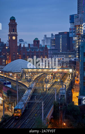 Lo skyline di Manchester, Principal Hotel ex palazzo e la stazione ferroviaria di Oxford Road lungo Whitworth Street Foto Stock