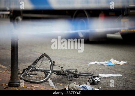 Manchester ciclista soffre di gravi lesioni dopo incidente con un camion su Deansgate Foto Stock