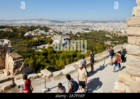 Atene capitale della Grecia vista dal punto di riferimento le rovine del tempio Parthenon Acropoli di Atene, situato sulla cima di una collina rocciosa, che domina la città di Atene Foto Stock