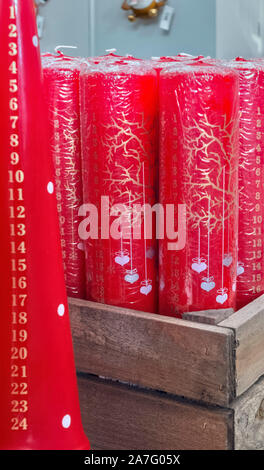 Red avvento Natale candele Foto Stock
