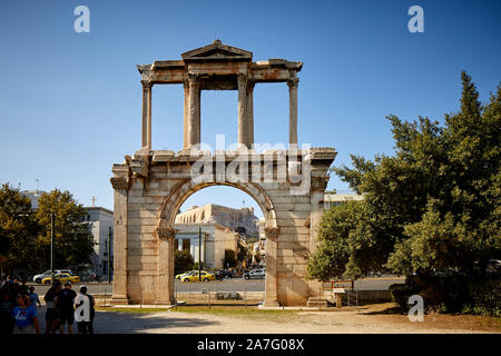 Atene capitale della Grecia l'Arco di Adriano, noto in greco come la Porta di Adriano, è un monumentale portale che assomiglia a un romano arco trionfale Foto Stock