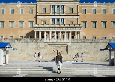 Atene capitale della Grecia Casa del Parlamento austero edificio neoclassico tomba del Milite Ignoto entrata modifica delle protezioni Foto Stock