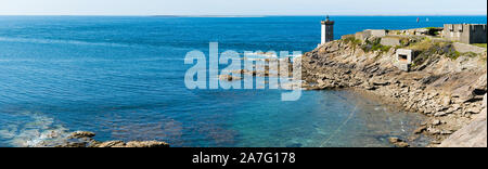 Le Conquet, Finisterre / Francia - 22. Agosto, 2019: panorama della Kermovan faro sulla costa della Bretagna Foto Stock