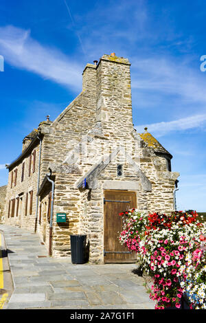 Le Conquet, Finisterre / Francia - 22. Agosto, 2019: la storica Maison des Seigneurs o "Gentlemen's House' nel vecchio porto di La Conquet in Bretagna Foto Stock