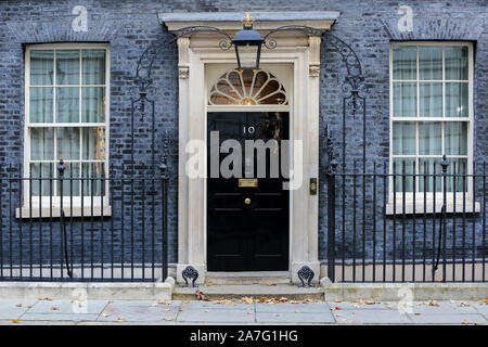 Ottobre 28, 2019, London, Regno Unito: Vista generale del n. 10 di Downing Street a Londra..Nessun numero 10, è (lungo con annesso il Cabinet Office a 70 Whitehall) la sede del governo del Regno Unito e la residenza ufficiale e ufficio del primo signore del Ministero del Tesoro di un post che per gran parte dei secoli XVIII e XIX e invariabilmente fin dal 1905, è stato tenuto dal Primo Ministro del Regno Unito. Il Regno Unito di prossima elezione generale sarà il 12 dicembre 2019 e l'arrivo del primo ministro britannico entrerà n. 10 di Downing Street subito dopo i risultati complessivi ha Foto Stock