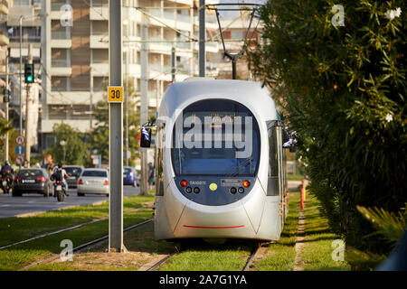 Atene capitale della Grecia Atene tram costiero a Batis beach Foto Stock